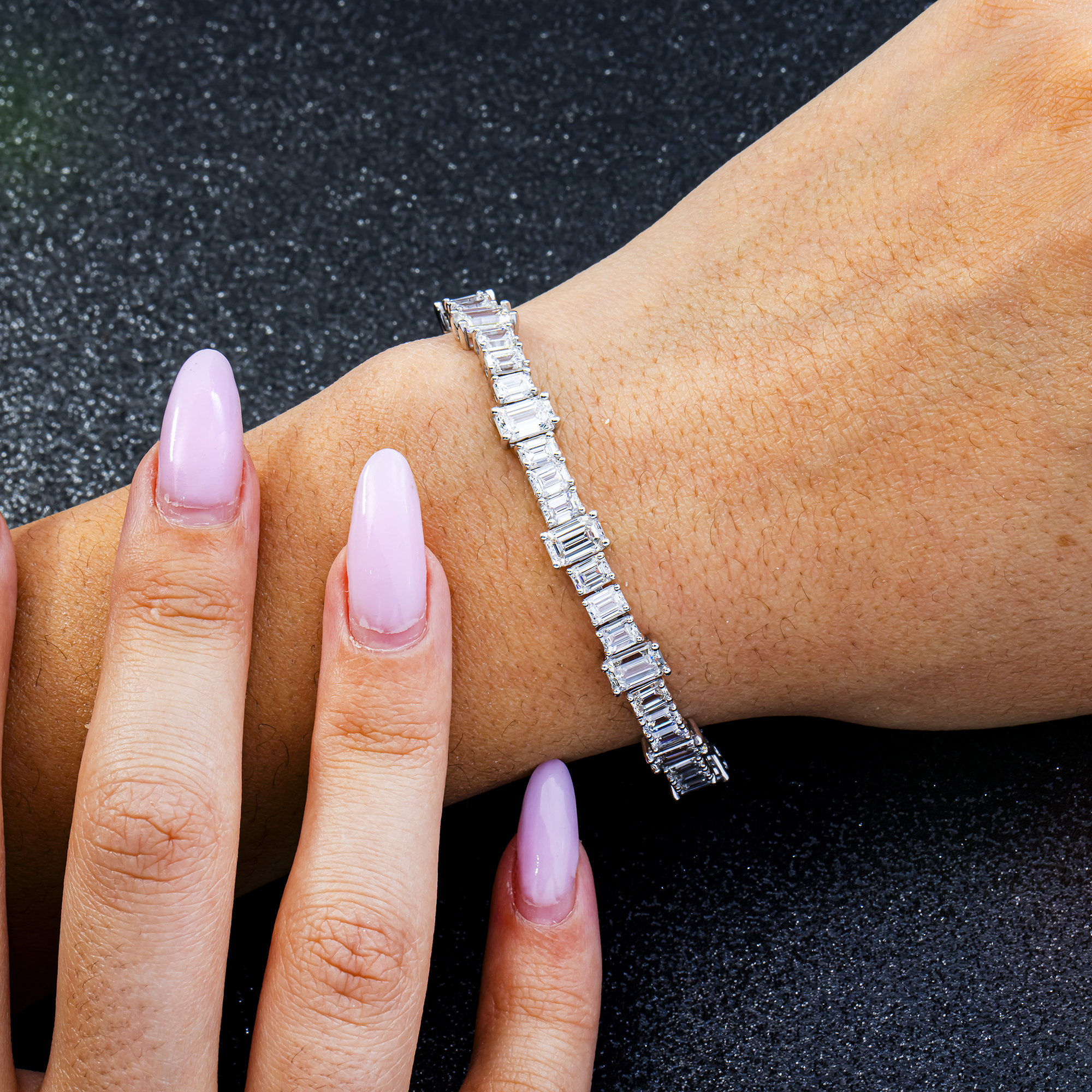 14K White Gold Emerald Cut Diamond Graduated Tennis Bracelet – Prong Set